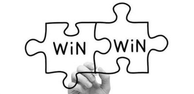 Две соединенные детали пазла с надписью WIN