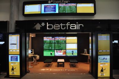 Архивная фотография зала с экранами и оформлением Betfair