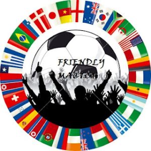Футбольный мяч с надписью Friendly Match в окружении флагов и силуэтов болельщиков