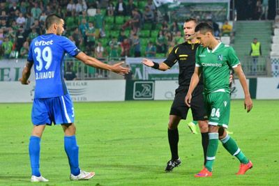 Игрок спорит с судьёй во время матча