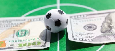 Игрушечный мяч и на игрушечном столе и долларовые купюры